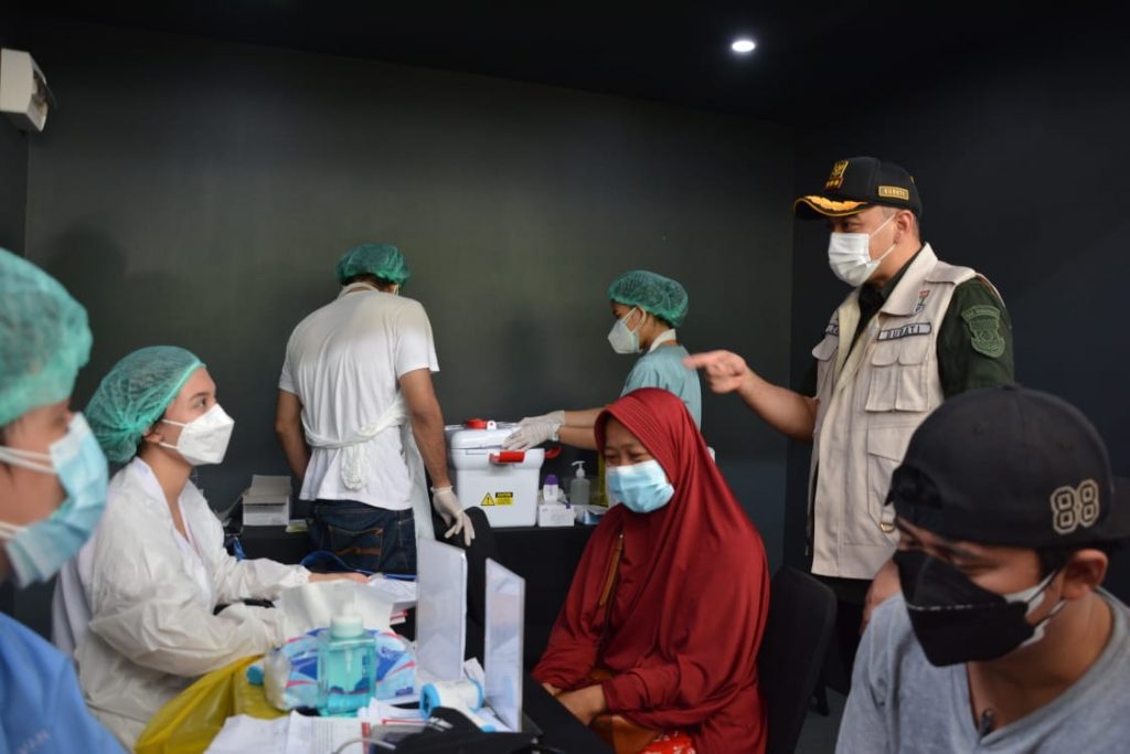Foto: Bupati Tangerang A. Zaki Iskandar Saat Meninjau Pelaksanaan Vaksinasi di Panongan dan Cisauk (Dok. Focus)